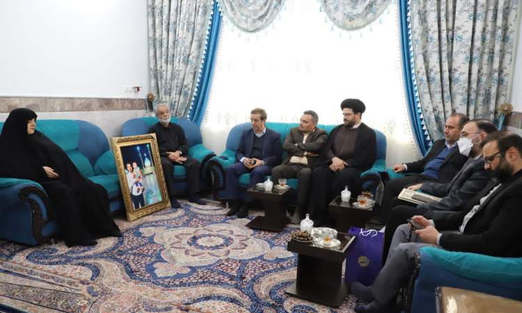 دیدار شهردار قم با خانواده شهید مدافع حرم سعید کریمی