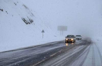 برف و باران در جاده‌های ۲۸ استان/ ممنوعیت تردد به سمت شمال در جاده چالوس و آزادراه تهران-شمال