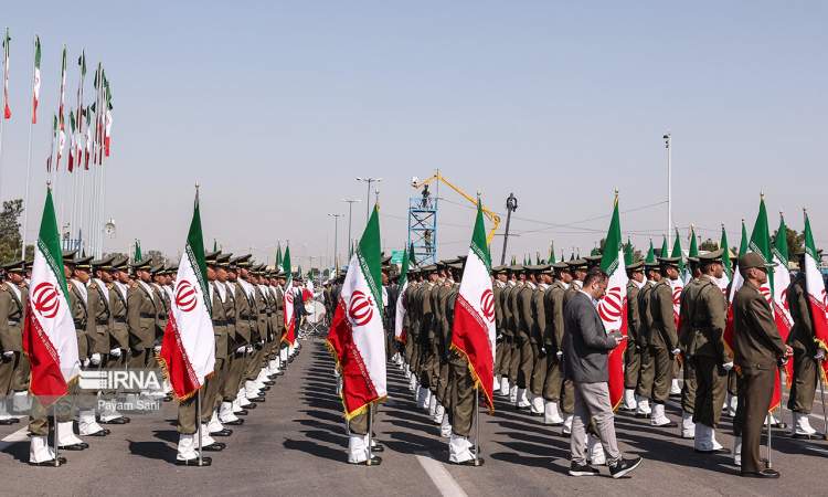 ارتش با اقتدار از نظام جمهوری اسلامی ایران پاسداری می‌کند