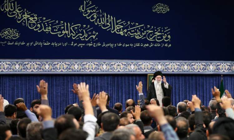 رهبر انقلاب: شهید رئیسی خستگی‌ناپذیر بود و خود را از مردم برتر نمی‌دانست