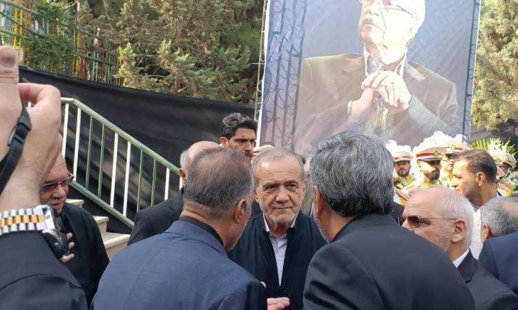 حضور سرزده رئیس جمهور در مراسم تشییع خیر مدرسه ساز