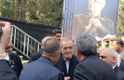 حضور سرزده رئیس جمهور در مراسم تشییع خیر مدرسه ساز