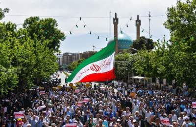 ما مردم‌ ایران با تمام قوا زندگی می‌کنیم‌
