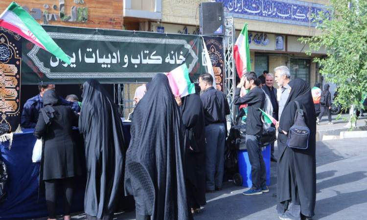 موکب خانه کتاب و ادبیات ایران در آیین تشییع شهدای مدافع وطن