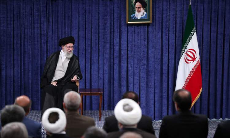رهبر انقلاب: ملت با جهت‌گیری‌های گوناگون سیاسی و وزن متفاوت مذهبی پای ایران ایستاد
