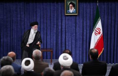 رهبر انقلاب: ملت با جهت‌گیری‌های گوناگون سیاسی و وزن متفاوت مذهبی پای ایران ایستاد