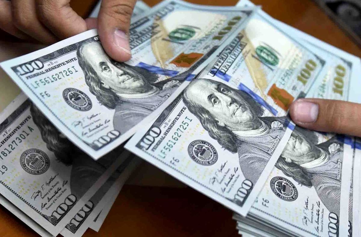 افزایش قیمت دلار تا کانال ۱۰۴ هزار تومان | بررسی سناریوهای پیش‌روی نرخ ارز