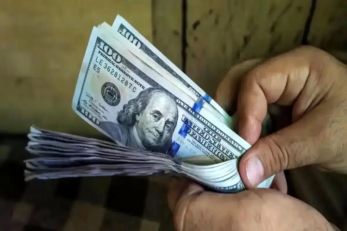 عبور قیمت دلار از ۱۰۰ هزار تومان در سایه «مکانیسم ماشه» | انتظارات افزایشی دوباره جان گرفت