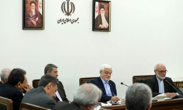 عارف: دولت و نهادهای عمومی یک هدف مشترک دارند/ باید دست ما در برابر دشمن پُر باشد