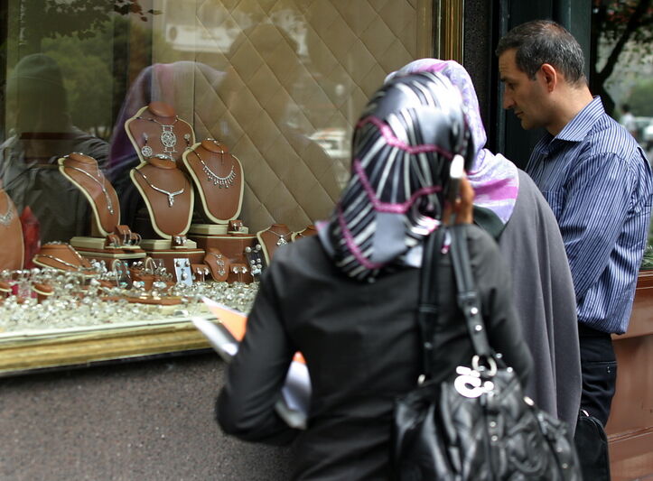 سردرگمی بازار طلا و سکه در روز رکوردزنی جدید طلای جهانی | قیمت دلار پایین آمد | قیمت طلا به کانال 15 میلیونی برگشت