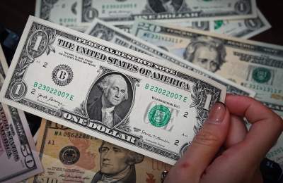 پرواز قیمت دلار | نرخ دلار آزاد به 152 هزار تومان رسید | رکورد جدید در بازار ارز در پی تنش‌های سیاسی و تداوم محدودیت اینترنت