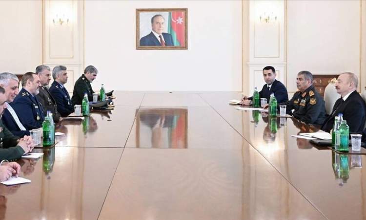 دیدار وزیر دفاع باالهام علی اف/ اعلام آمادگی باکو برای کمک به کاهش تنش‌ بین ایران و آمریکا