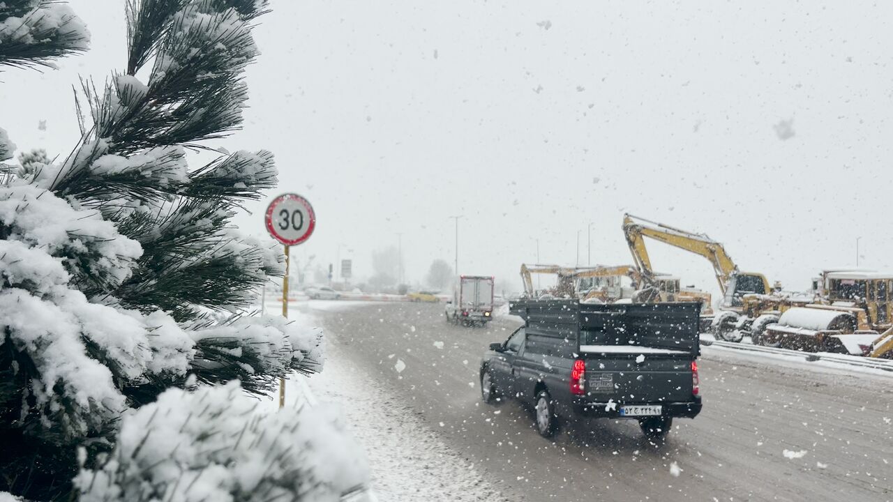 بارش برف و باران در ۱۰ استان/ ترافیک نیمه‌سنگین در محورهای پرتردد منتهی به پایتخت