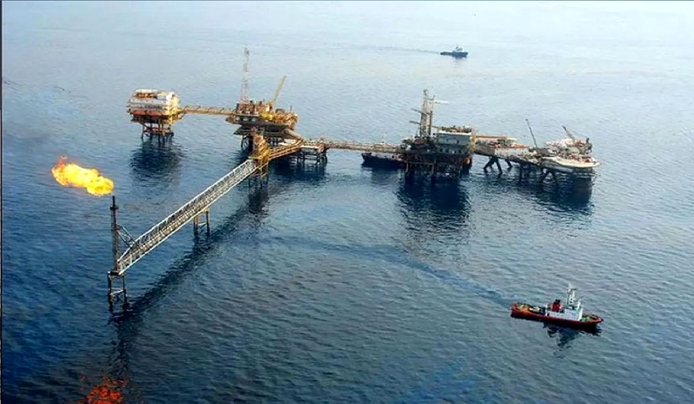 قیمت‌ نفت بالاترین سطح ۱۴ ماه گذشته رسید/تهدید تنگه هرمز قیمت‌ها را بالا برد