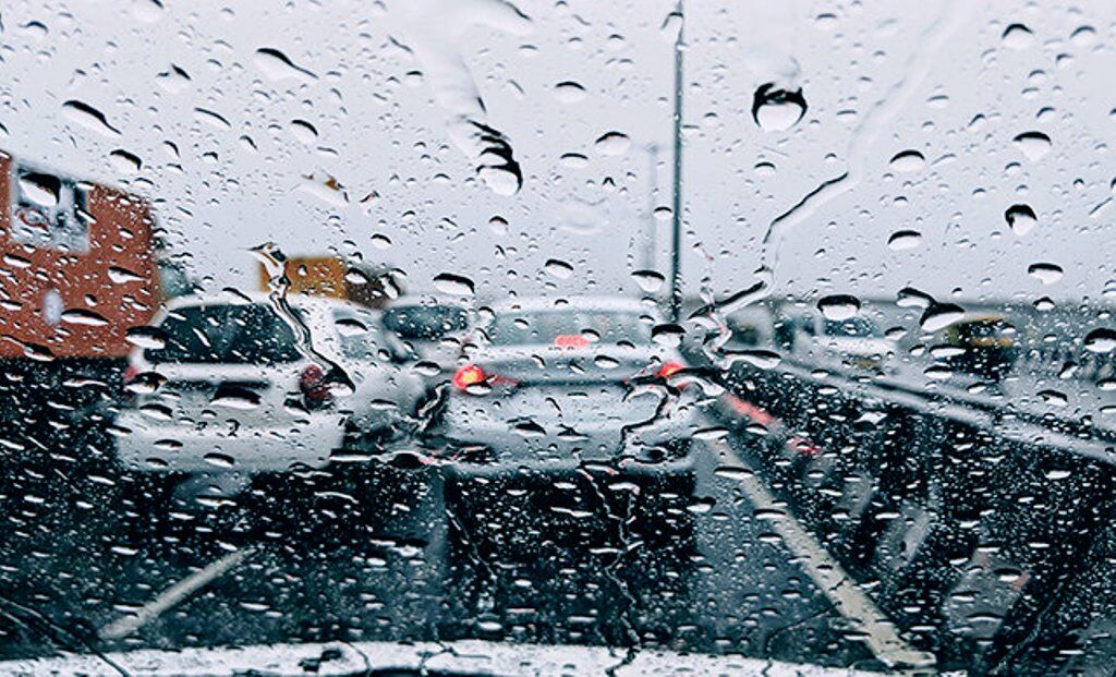 بارش باران در محورهای شمالی و ترافیک سنگین در ورودی‌های پایتخت