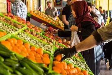 گوجه فرنگی 80 هزار تومان شد/ موز نزدیک ۳۶۰ هزار تومان قیمت خورد/ قیمت میوه و سبزیجات در بازار