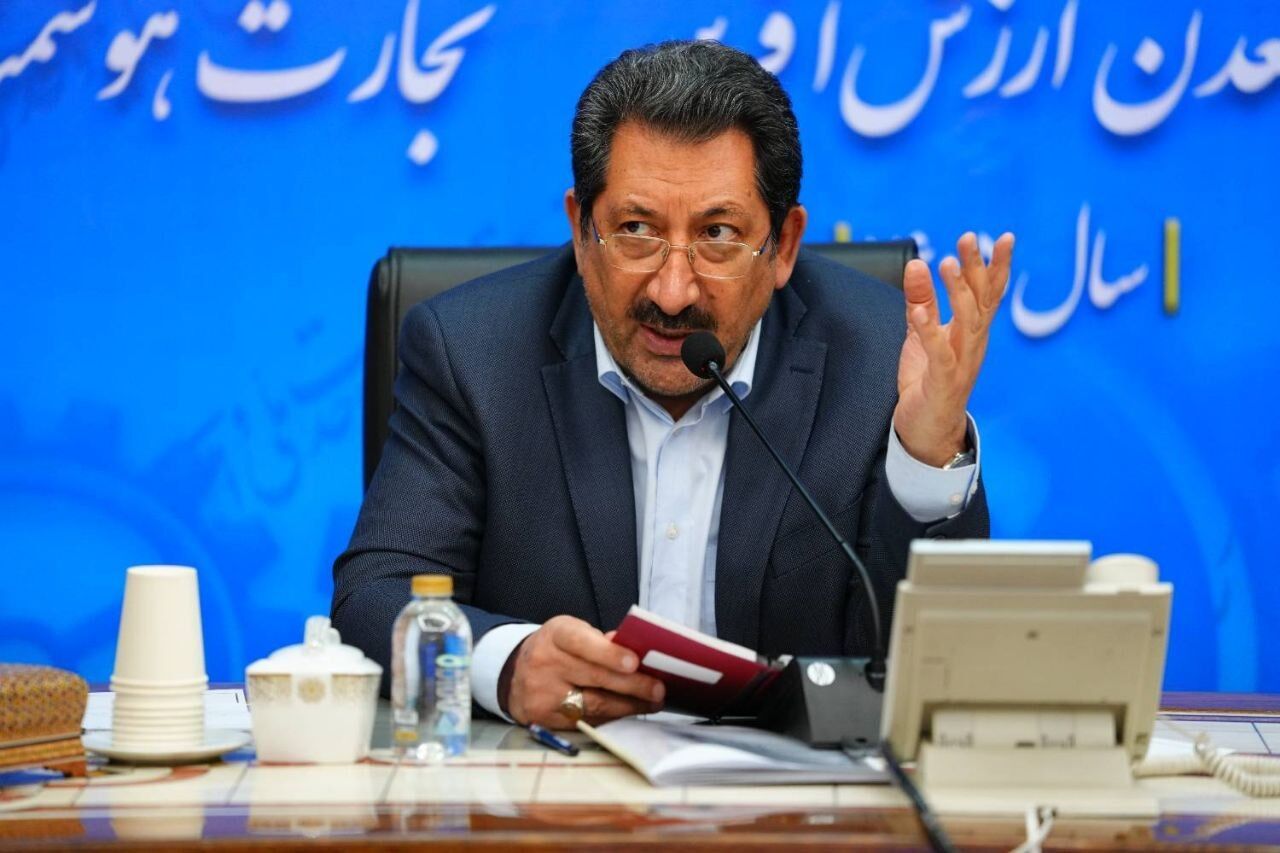 اتابک:‌ سرمایه‌ها و تسهیلات به سمت تولید هدایت شود