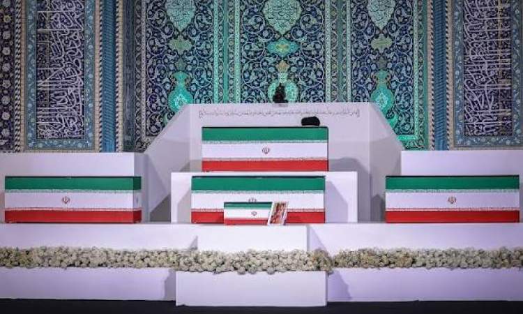 اقامه نماز بر پیکر مطهر مجاهد شهید امام خامنه‌ای و خانواده ایشان