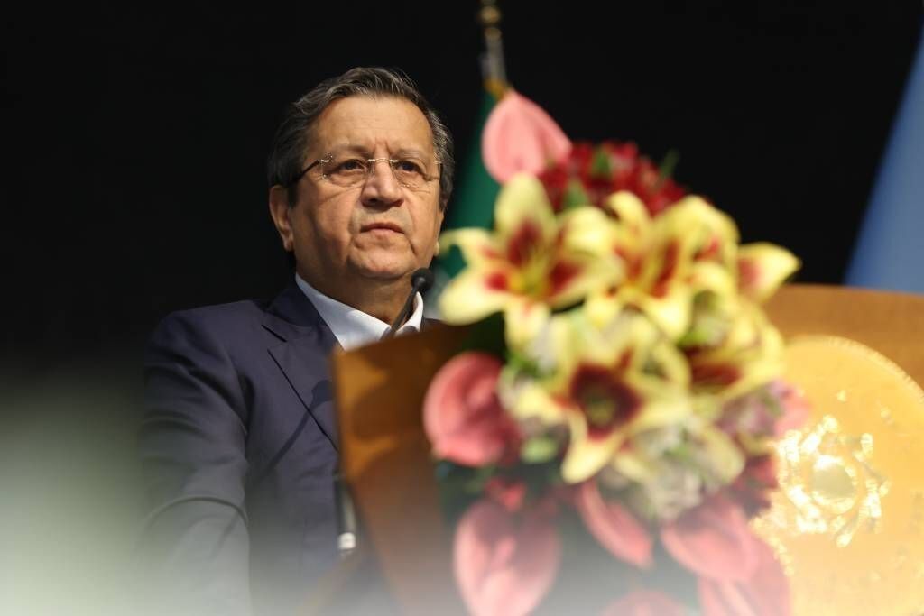همتی: تامین ۱۸ میلیارد دلار ارز در اوج تحریمها/ سناریوی فروپاشی اقتصادی شکست خورد همتی: تامین ۱۸ میلیارد دلار ارز در اوج تحریمها/ سناریوی فروپاشی اقتصادی شکست خورد